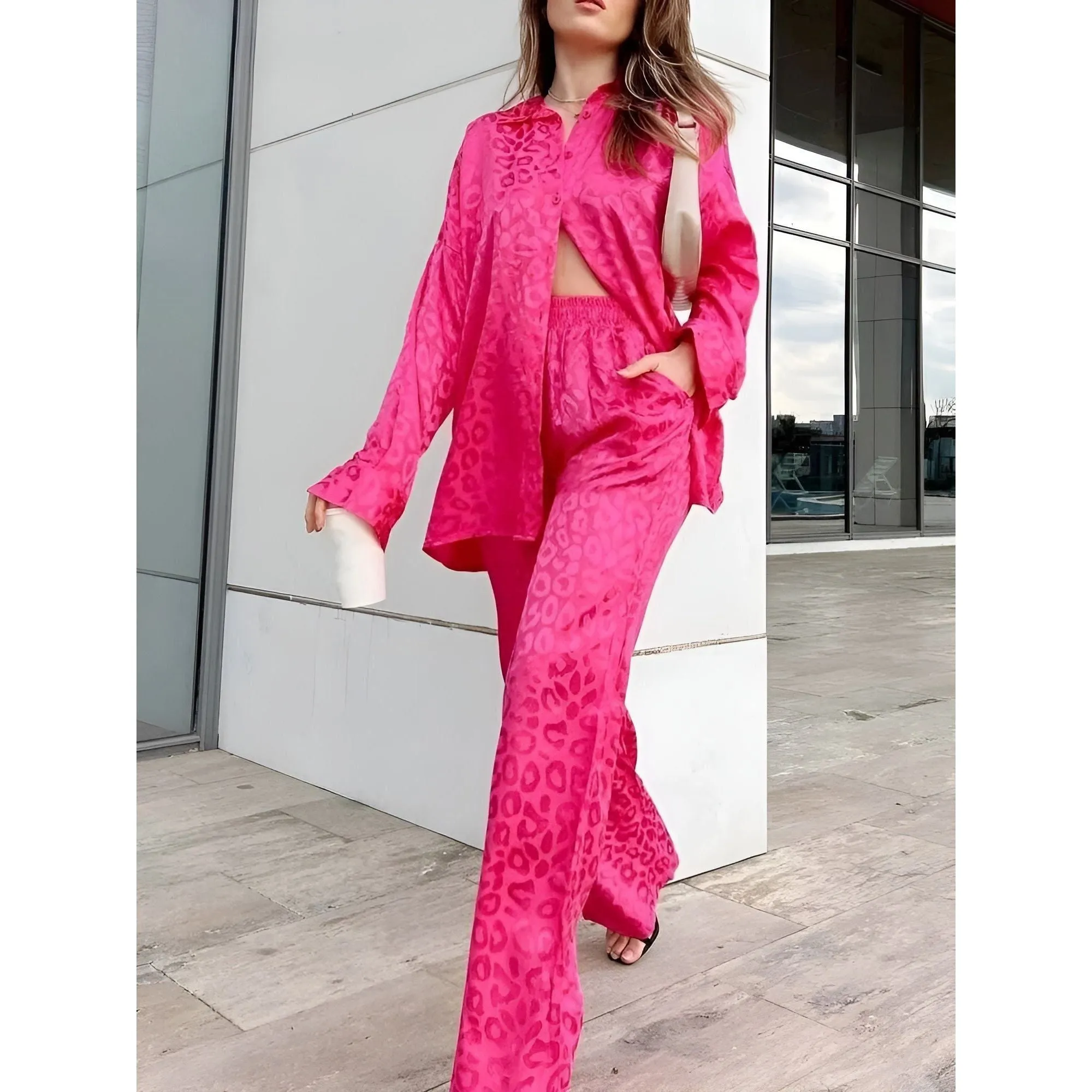 Amore Jumpsuit - Elegantes Satin Pyjama Set mit Leopardenmuster