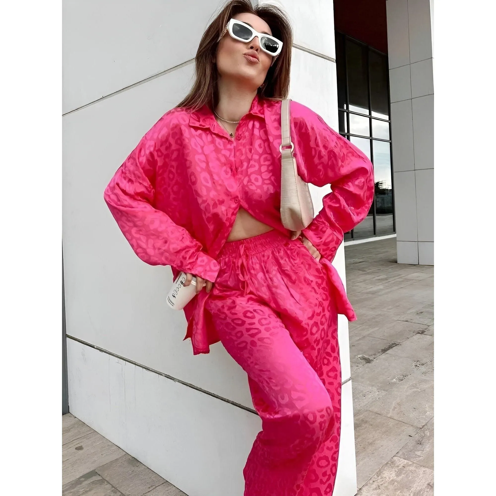 Amore Jumpsuit - Elegantes Satin Pyjama Set mit Leopardenmuster