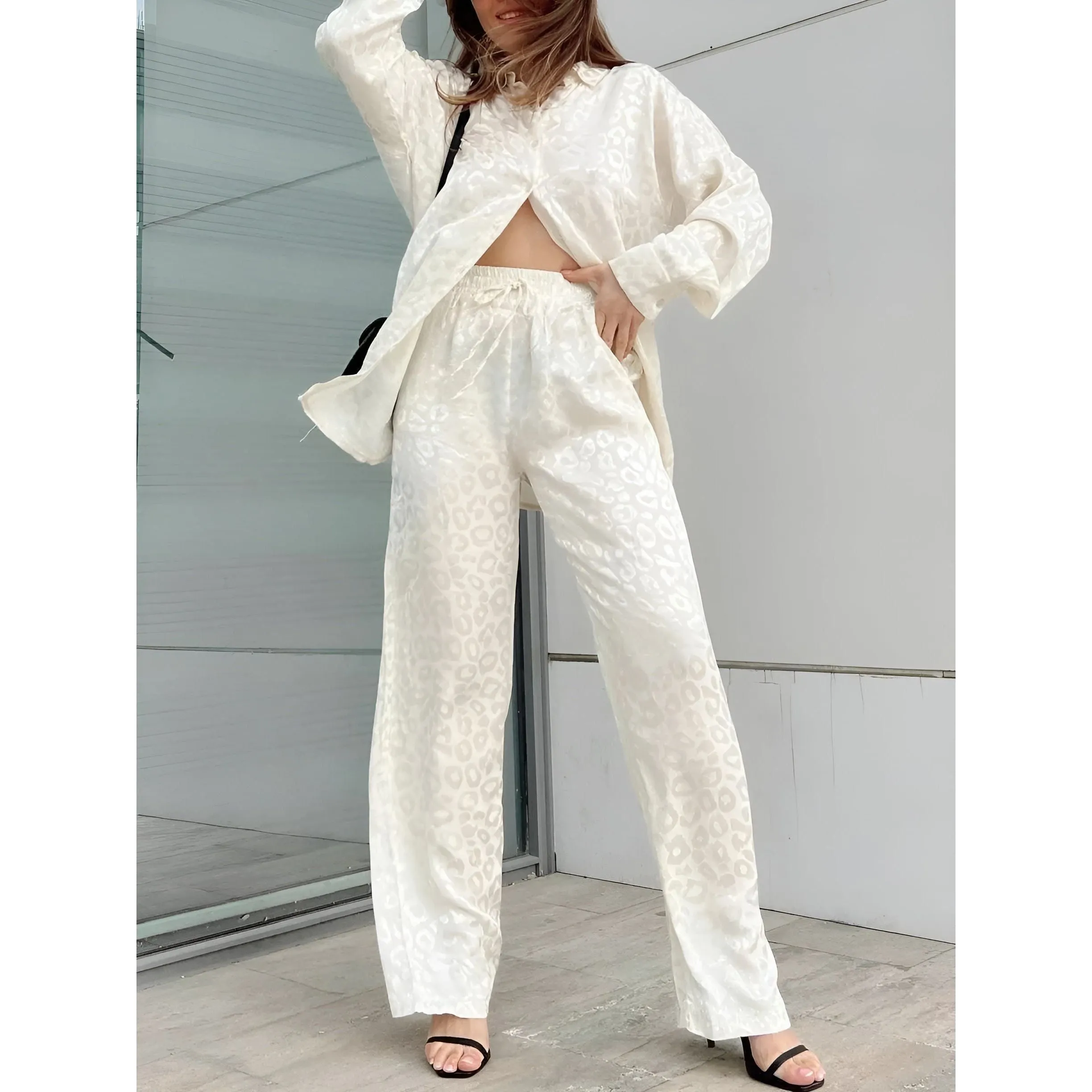 Amore Jumpsuit - Elegantes Satin Pyjama Set mit Leopardenmuster