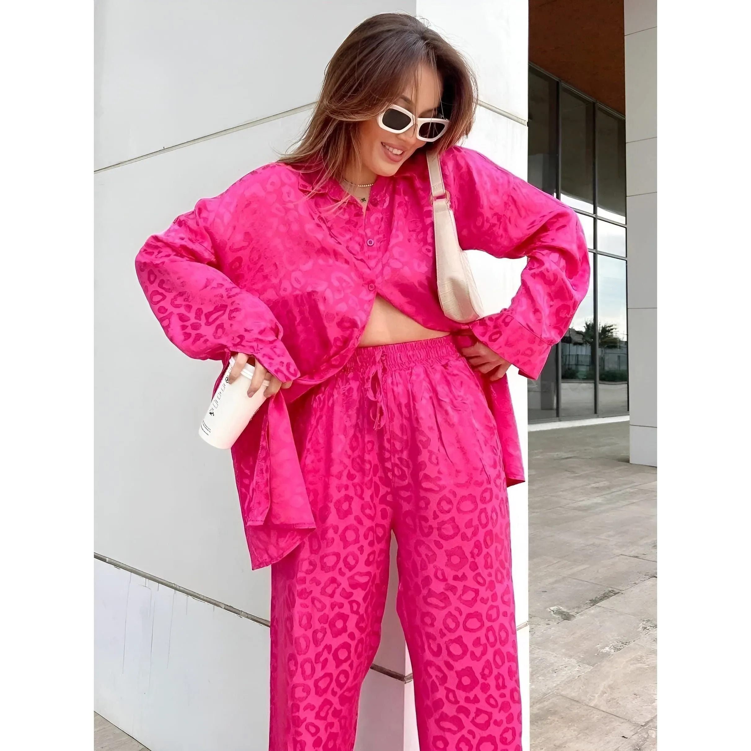 Amore Jumpsuit - Elegantes Satin Pyjama Set mit Leopardenmuster