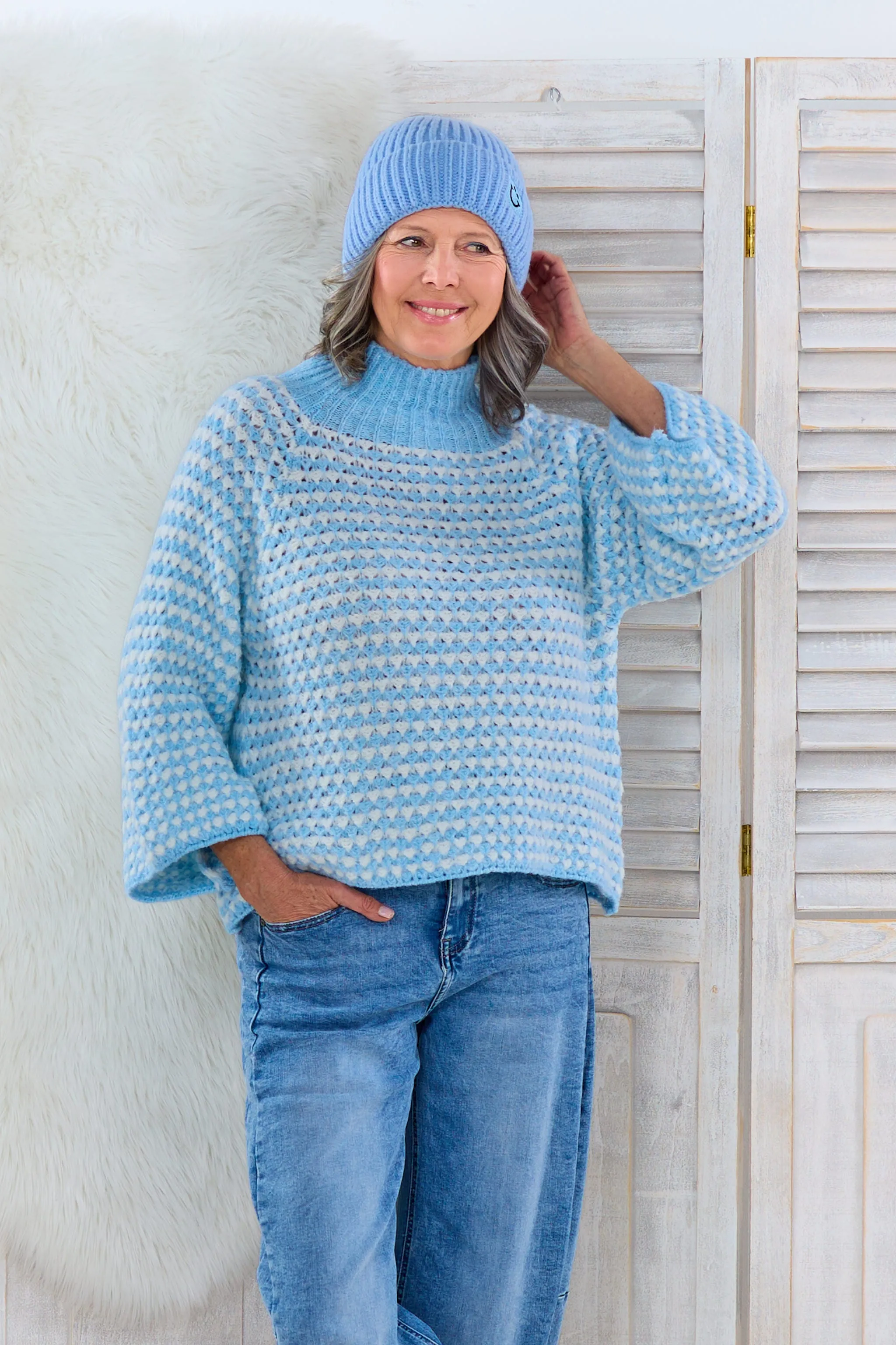 grobgestrickter Pullover mit Turtleneck, hellblau-weiß