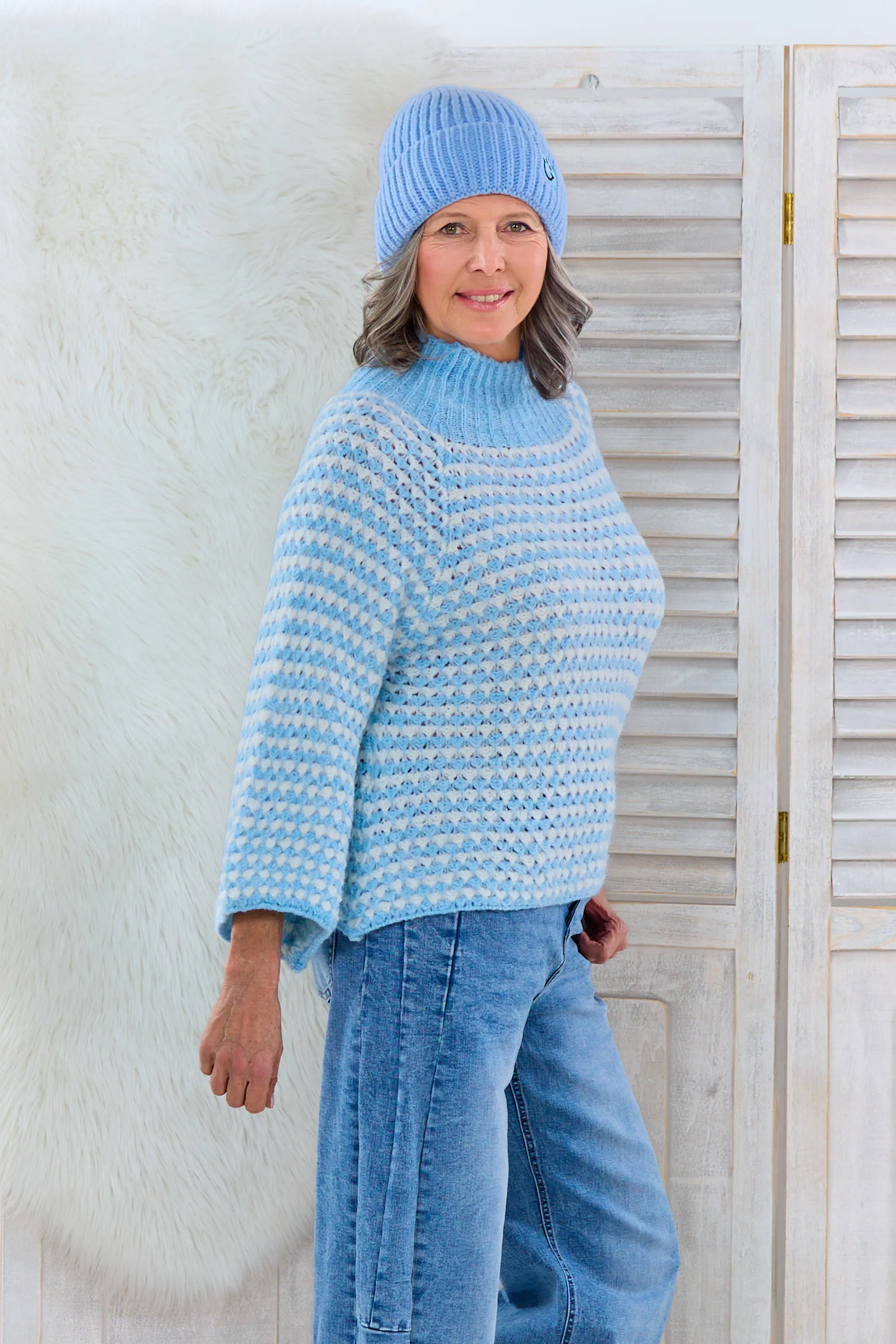 grobgestrickter Pullover mit Turtleneck, hellblau-weiß