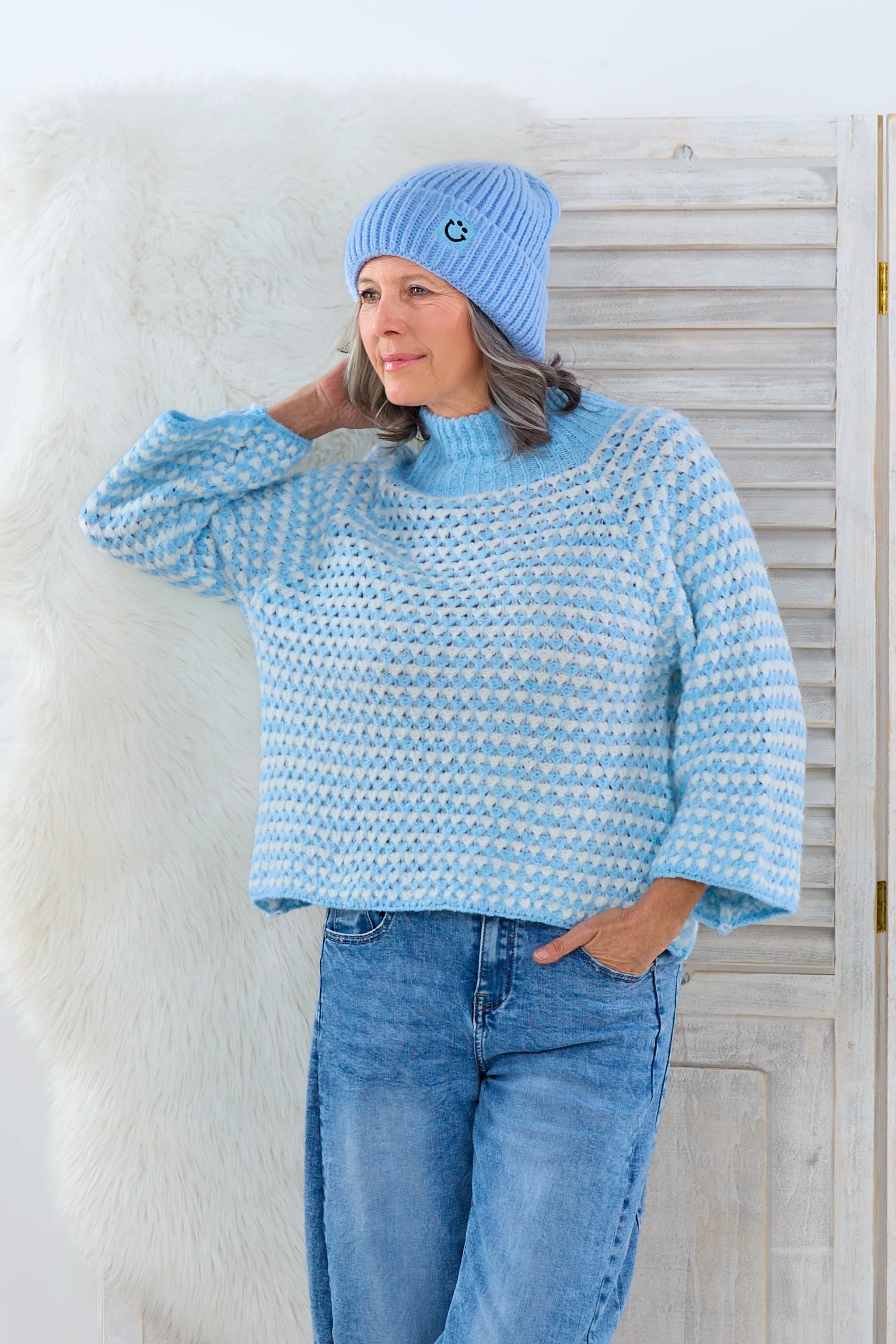 grobgestrickter Pullover mit Turtleneck, hellblau-weiß