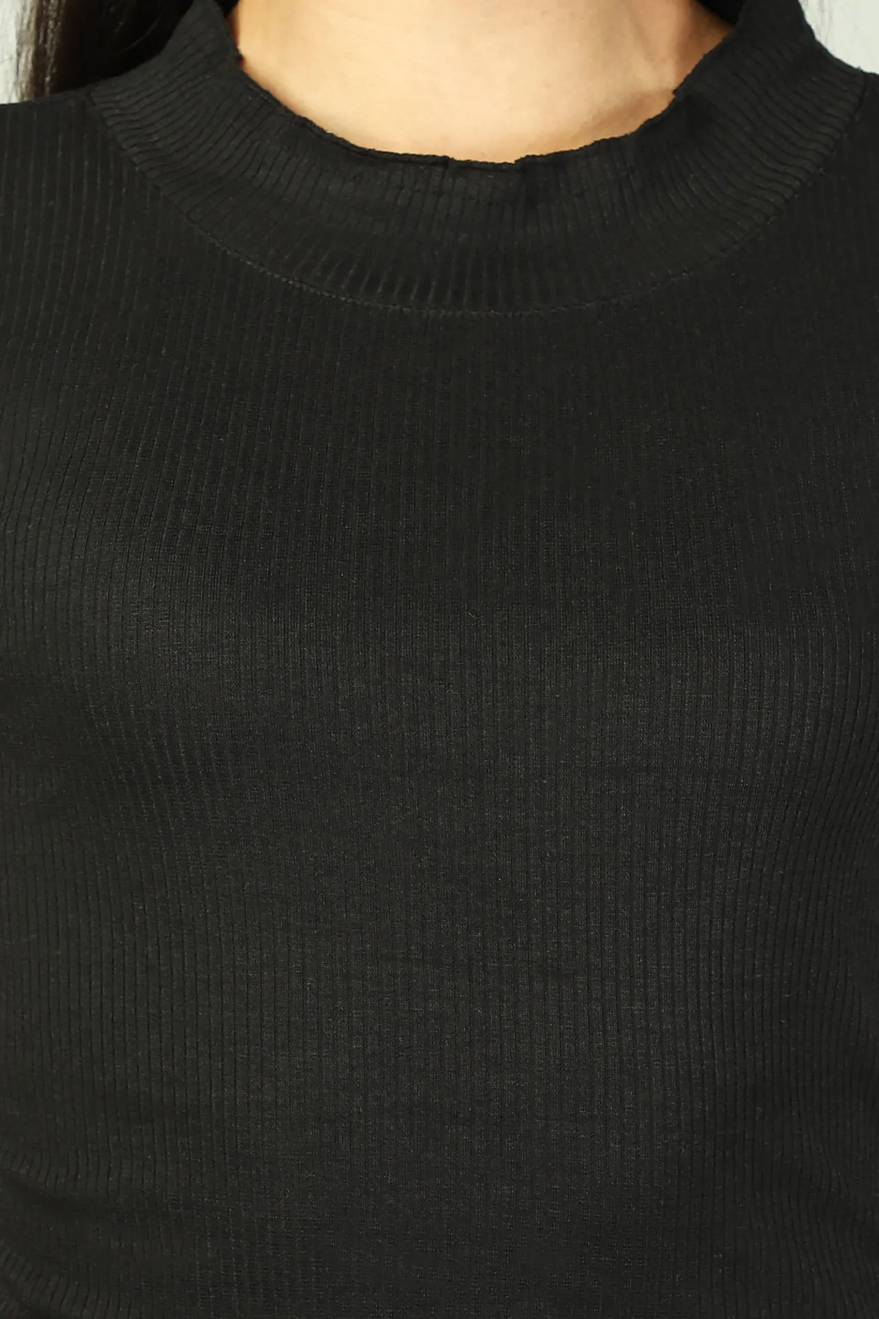 HALF SLEEVE TURTLE NECK RIBBED TOP